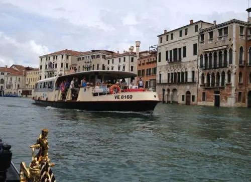 Paura a Venezia, un vaporetto si scontra con un barcone turistico
