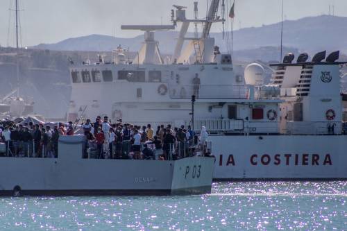 Arriva un'altra nave quarantena. L'Italia "scoppia" di migranti