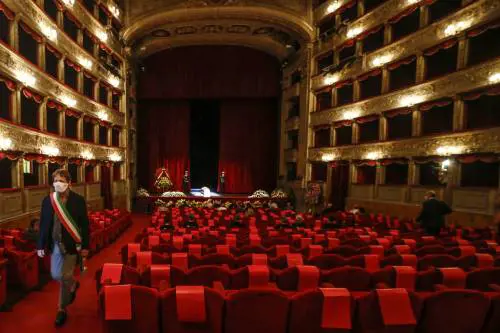 Orchidee dalla Loren e stella di David al collo: il lungo addio alla Valeri