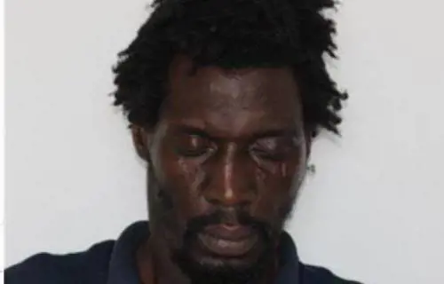 Il grave "errore" dietro l'attacco: così il clandestino ha preso a bottigliate il turista