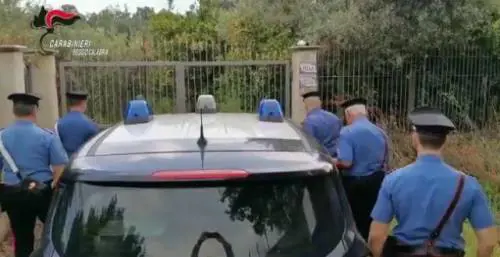 "Dava ai suoi ragazzi i vestiti degli immigrati". Sindaco sotto inchiesta