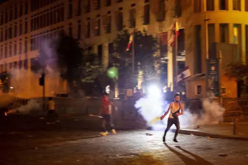 Rabbia senza tregua per il "crimine del secolo". Sanzioni contro i politici e tonnellate di farina