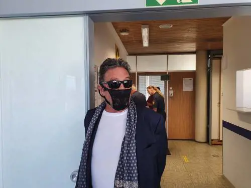 Un tanga al posto della mascherina. Arrestato John McAfee, papà del noto antivirus 