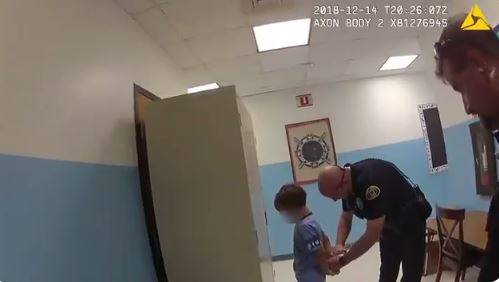 Usa, polizia arresta bambino a scuola: scoppia la polemica per un video di due anni fa