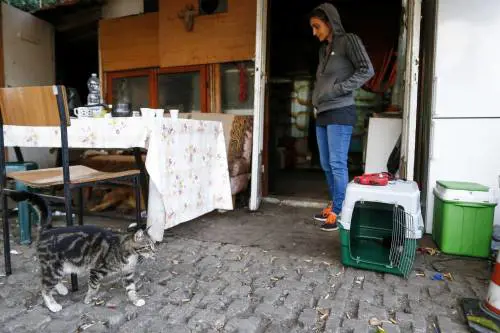 Quarantene violate e positivi: bomba Covid nel campo rom che doveva esser sgomberato