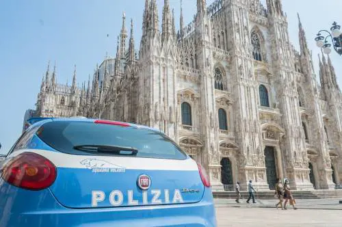 Panico in Duomo a Milano: straniero armato di coltello prende in ostaggio una guardia e la fa inginocchiare