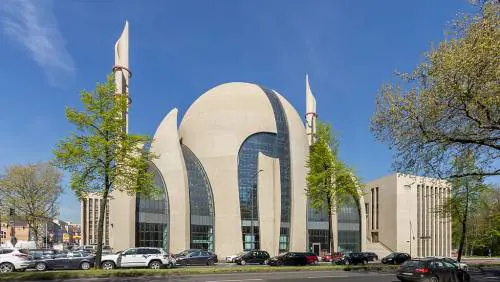 Germania ai piedi di Erdogan: moschea sulla maglia di calcio