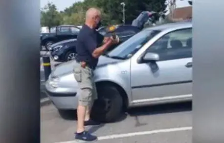 Cane chiuso in auto: il passante lo salva con l’ascia