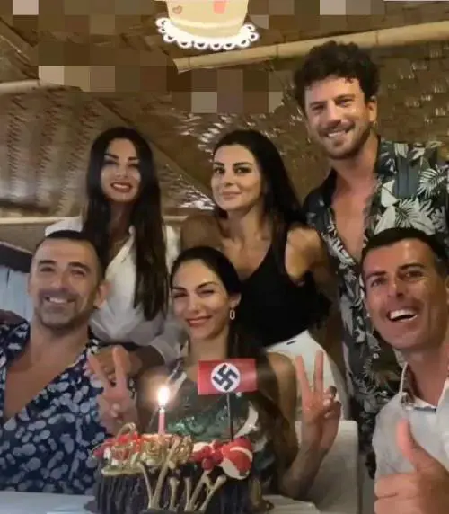 Sulla torta spunta una svastica: Serena Enardu nella bufera