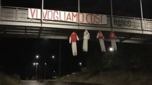 Manichini impiccati per le strade: a Perugia adesso scoppia il caos