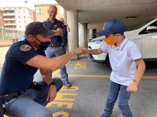 Il gesto dei poliziotti che commuove tutti