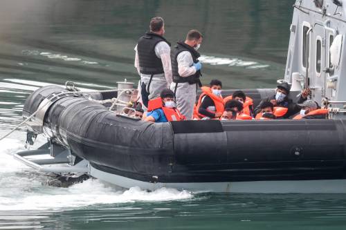 Britain and France partner  to deal with migrant crossings