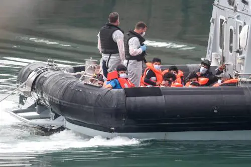 Britain and France partner  to deal with migrant crossings