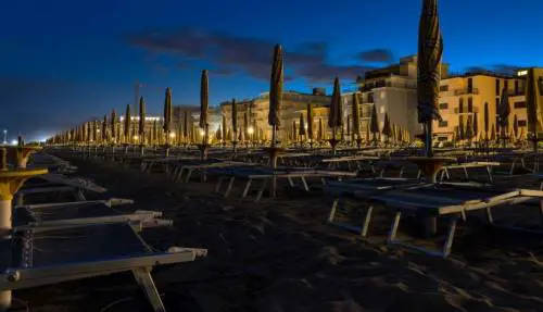 Stupro dell'orrore in spiaggia: tre immigrati minorenni su una 15enne