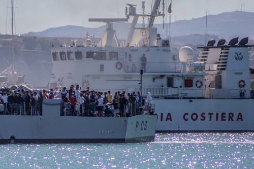 Mercantili pieni di migranti, parte l'assalto ai nostri porti 