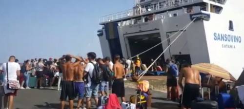 Traghetto perde portellone: a bordo anche 147 migranti