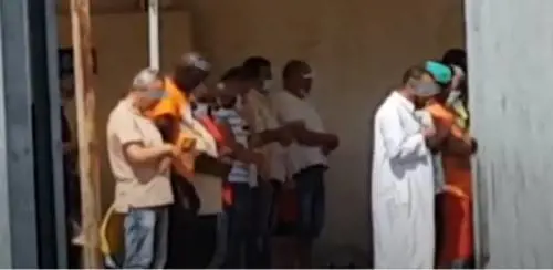 Moschea, autonomi, bus. Quelli che si esentano da regole e divieti Covid