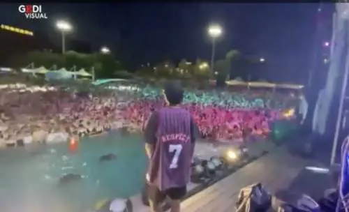 Wuhan, mega party con migliaia di persone senza mascherine