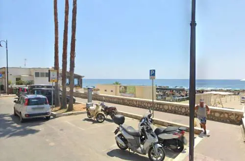 Paura e delirio sul litorale: petardi contro un poliziotto 