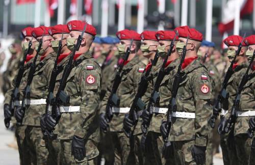 La Nato si "schiera" in Polonia. Scatta l'assedio a Lukashenko