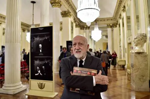 "Chi riscrive l'opera loda fa perché non la conosce"