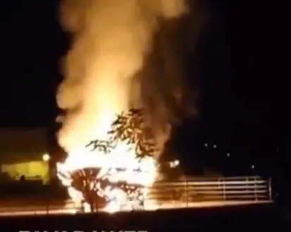 Esplode la rabbia contro l'invasione: bruciato "barcone" simbolo dei migranti