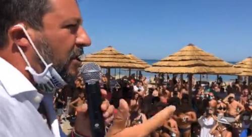 "Porta 3 clandestini a casa tua". Salvini e lo scontro in spiaggia