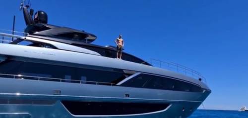 Zlatan Ibrahimovic si rilassa sul suo yacht extralusso da 20 milioni di euro