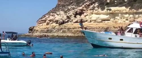 Turisti escono per giro in barca: "Ma quelli sono dei migranti...?"