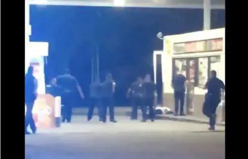 Usa, afroamericano ucciso da polizia Violenti scontri in strada