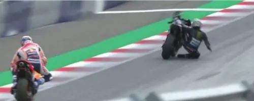 Viñales resta senza freni e si butta a terra a 220 km/h