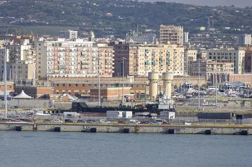 Travolto da un container, muore operaio