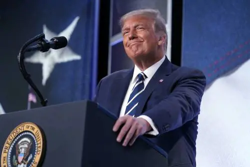 Coronavirus, l'annuncio di Trump: "Da Fda ok per terapia al plasma"