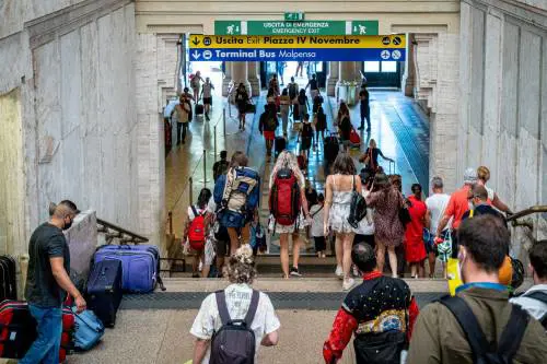 Virus e rientri in città. Calano i positivi (ma pure i tamponi)