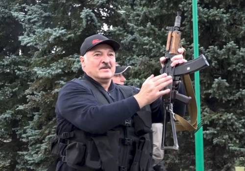 Lukashenko e la foto col kalashnikov. Ora teme di fare la fine di Ceausescu