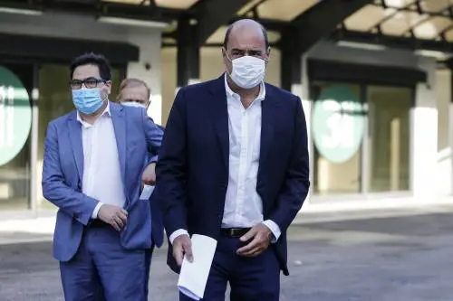 Sì al taglio dei seggi: la base dem in rivolta travolge Zingaretti