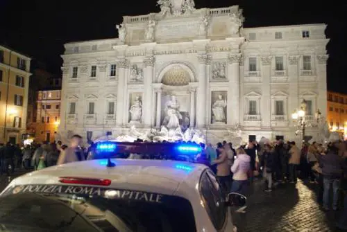 "Mettiamo questa mascherina". E spezza una mano all'agente