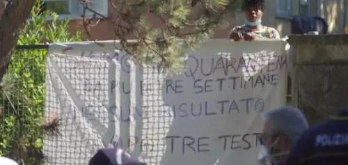 Rivolta dei migranti col Covid. E quattro agenti restano feriti