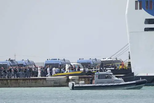 Il pugno duro di Musumeci ha effetto: i migranti lasciano Lampedusa