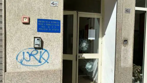 "Basta, mi dovete rimpatriare". E il bengalese prende a sprangate l'agente