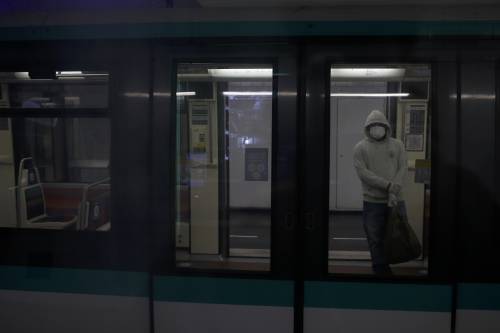 "Nessuno lo aveva previsto...". Che succede al virus in Francia?