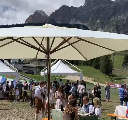 Un positivo al party radical-chic. Scatta la corsa al tampone fra i vip