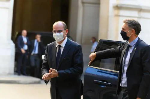 La Francia riprende ma sceglie la cautela. Il siero inglese solo per gli over 55