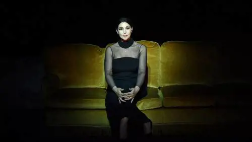 Dare voce ai ricordi (e ai dolori) di un'icona. La Bellucci è "Divina" nei panni della Callas