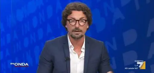 "Draghi? Annientati a lavorare" Ma per Toninelli finisce male...