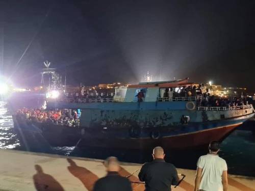 Lo sbarco choc a Lampedusa: arriva un barcone con 450 migranti