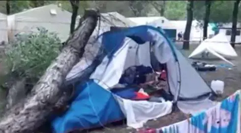 Albero sulla tenda uccide due sorelle