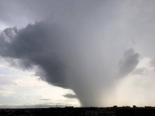 Alluvioni, vento, grandine: una domenica da incubo. Chiusa pure l'autostrada