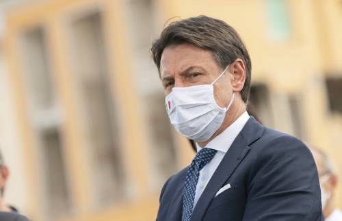 Conte esclude il lockdown ma non convince. Meloni: "Usano il virus per le elezioni"