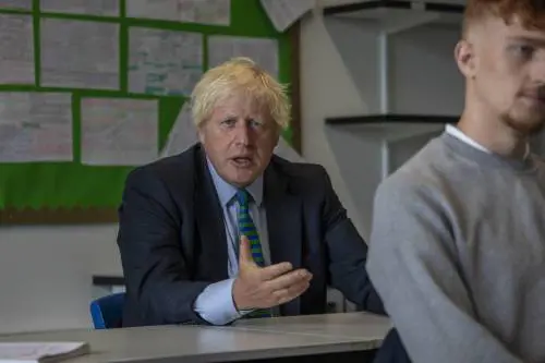 Ora Londra non esclude un nuovo lockdown. E pensa ad alzare le tasse per pagare gli aiuti